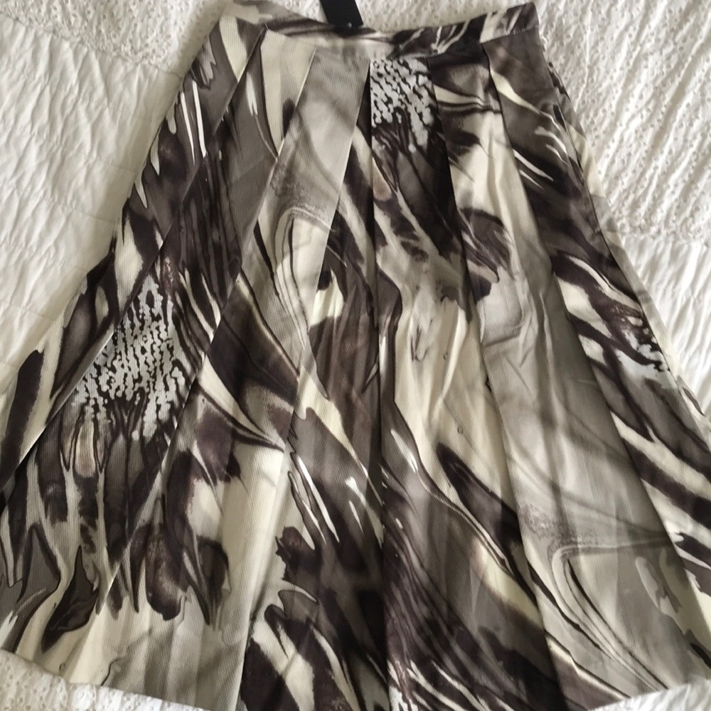 NWT Marna Ro pleated grey and white marble print knee length skirt